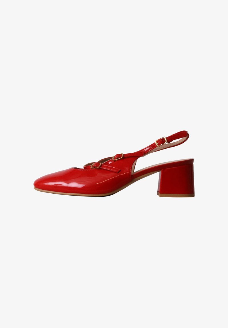 Chaussure slingback rouge en cuir verni avec talon bloc et trois petites brides à boucle sur le dessus.