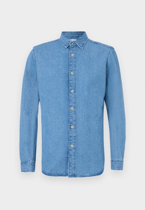 Jasnoniebieska koszula z denimu na guziki, z klasycznym kołnierzem, długimi rękawami i prostym dołem, zdobiona mosiężnymi guzikami na przodzie.
