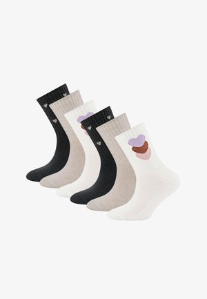 Sechs Paar gerippte Crew-Socken in Schwarz, Beige und Weiß, mit Herzmustern in Lila, Braun, Pink und Weiß an den Seiten.