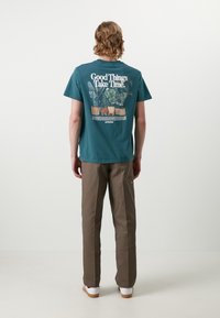 Pompeii PRE SEASON TEE - Marškinėliai su spaudiniu - emerald