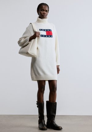 TURTLENECK FLAG DRESS  - Džemperkleita - off white