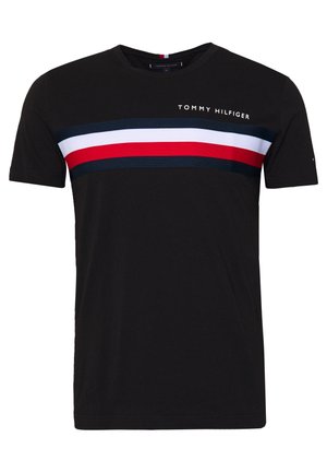 T-shirt noir à manches courtes Tommy Hilfiger avec des rayures horizontales bleu marine, blanches et rouges sur la poitrine et le texte du logo au-dessus des rayures.