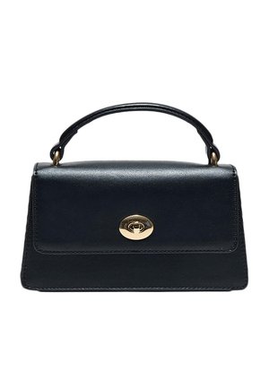 Sac à main rectangulaire en cuir noir avec poignée courte et fermoir ovale doré à fermeture à torsion sur le rabat avant.