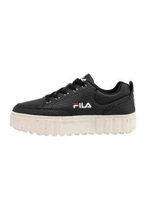 Czarny teksturowany niskoprofilowy sneaker FILA z grubą białą podeszwą w ciapki i czarnymi sznurowadłami, widoczny od wewnętrznej strony.