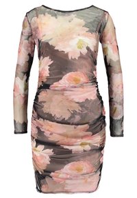 Černé šifonové šaty s dlouhým rukávem a nařasením, zdobené velkými růžovými květinovými vzory, se přiléhavým střihem a kulatým výstřihem.