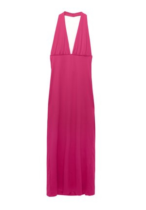 Robe rose à col halter avec un décolleté en V plongeant, en tissu fluide, et longueur cheville. Texture lisse sans motifs ou accents visibles.