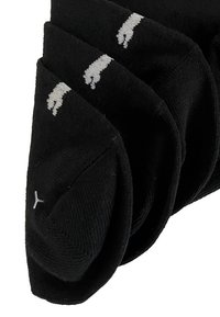 Schwarze Socken aus Baumwollmischung. Mit grauem Logo am Knöchel und verstärktem Zehenbereich. Glatte Textur, präsentiert in gestapelter Anordnung.