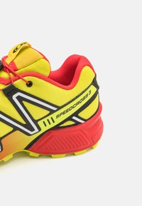 Salomon Sportstyle SPEEDCROSS 3 UNISEX - Sportcipő - sulphur spring/high risk red/black