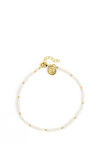Bracciale in oro e perle che presenta piccole perline dorate alternate a perle bianche di forma irregolare, completato da un gancio a moschettone.