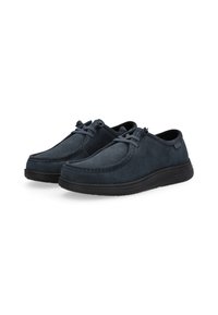 Scarpe blu scamosciate con punta arrotondata, lacci incrociati e suola nera in gomma. Presentano cuciture visibili e una superficie texture.