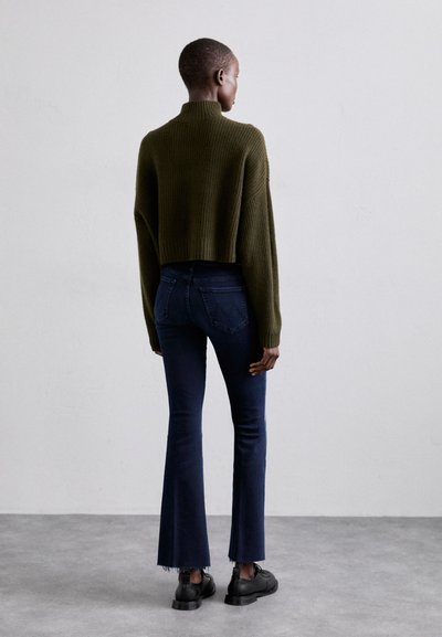 Mother THE WEEKENDER FRAY - Džíny Bootcut - dark blue denim