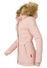 Parka de color rosa claro con capucha forrada de piel, cierre de cremallera y botones a presión, puños de canalé y dos bolsillos laterales. Textura suave.