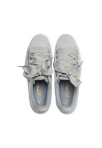 Sneakers grigi con una texture liscia e grandi lacci in raso. Presentano morbidi plantari in schiuma e un logo. Punta arrotondata e suola in gomma bianca.