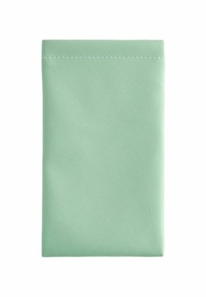 Mintgrön kortfodral i texturerat syntetmaterial, med en stilren rektangulär form och sydda kanter.