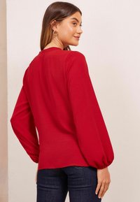 Friends Like These REGULAR FIT V-NECK - Camicetta - red