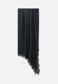 Écharpe en tissu noir froissé avec un ourlet asymétrique, ornée d'une délicate bordure en dentelle le long d'un bord pour ajouter de la texture et du détail.