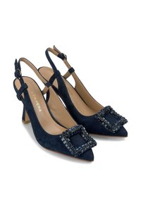 Granatowe zamszowe szpilki na odkrytej pięcie z ostrym noskiem, ozdobione kwadratową klamrą z akcentami kamieni szlachetnych i słupkowym obcasem.