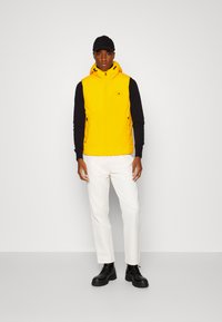 Tommy Hilfiger MEDIA HOODED VEST - Weste - solstice