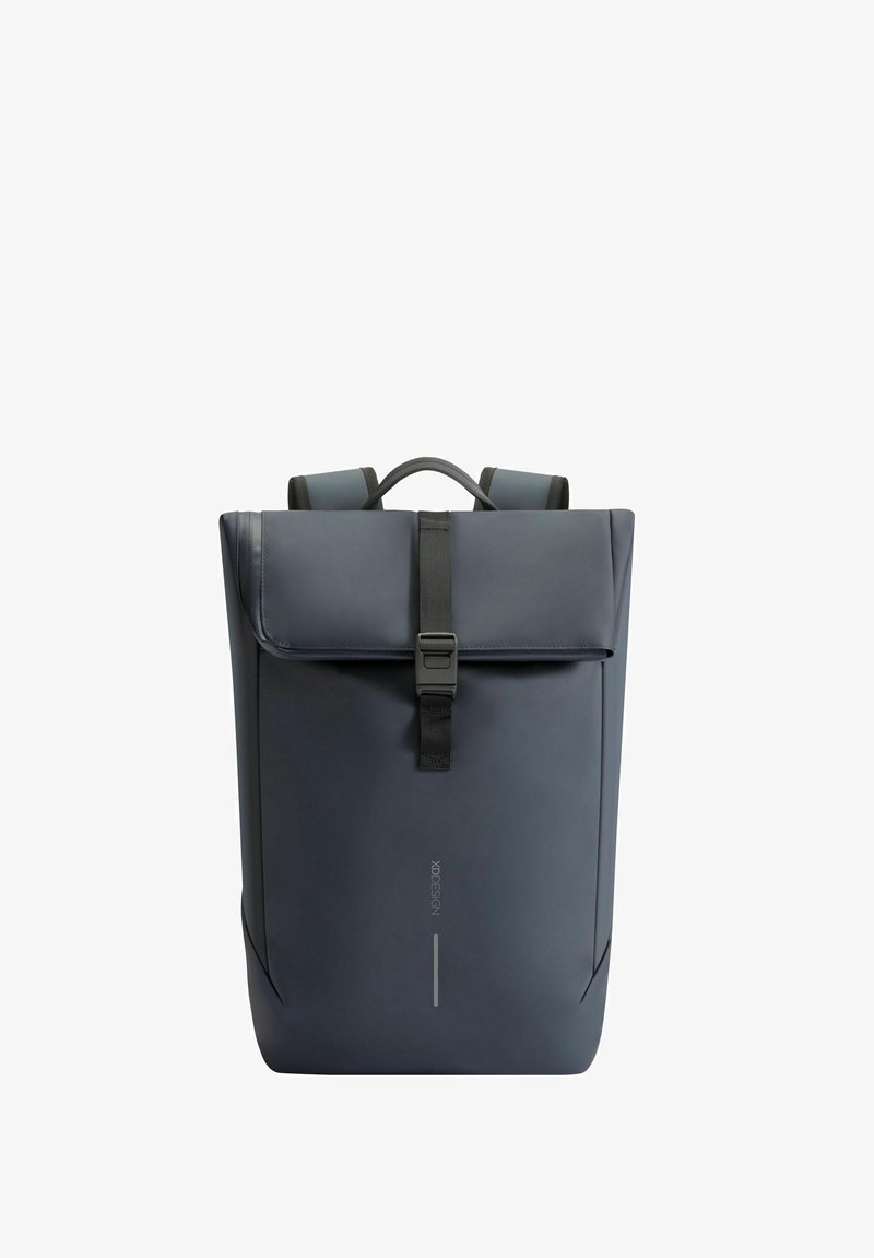 Zaino impermeabile grigio scuro con chiusura arrotolabile, spallacci regolabili e fibbia anteriore. Materiale liscio e resistente con design minimal.