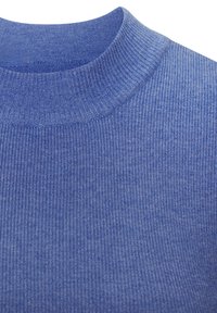 Džemper s rebrastim uzorkom i rolkragnom u tamnoplavoj boji, s mekanom teksturom i prilagođenim izrezom za elegantan izgled.