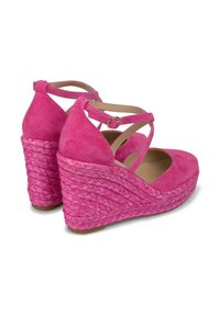 Tacchi a zeppa in suede rosa con piattaforma in juta intrecciata e cinghiette alla caviglia. Design a punta arrotondata, superficie testurizzata e tacco di altezza media.
