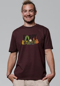 Bordeaux T-shirt met de tekst "HAPPY CAMPER" en campingiconen: een tent, kompas, vlam, gitaar en camera in groene en oranje tinten.