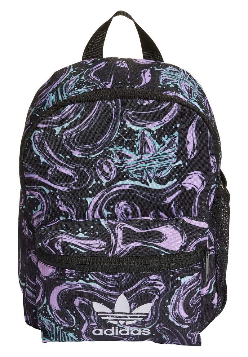 Černý batoh s abstraktními fialovými a tyrkysovými vzory. Obsahuje přední zipovou kapsu a vrcholek pro snadné nošení. Logo Adidas na spodní části.