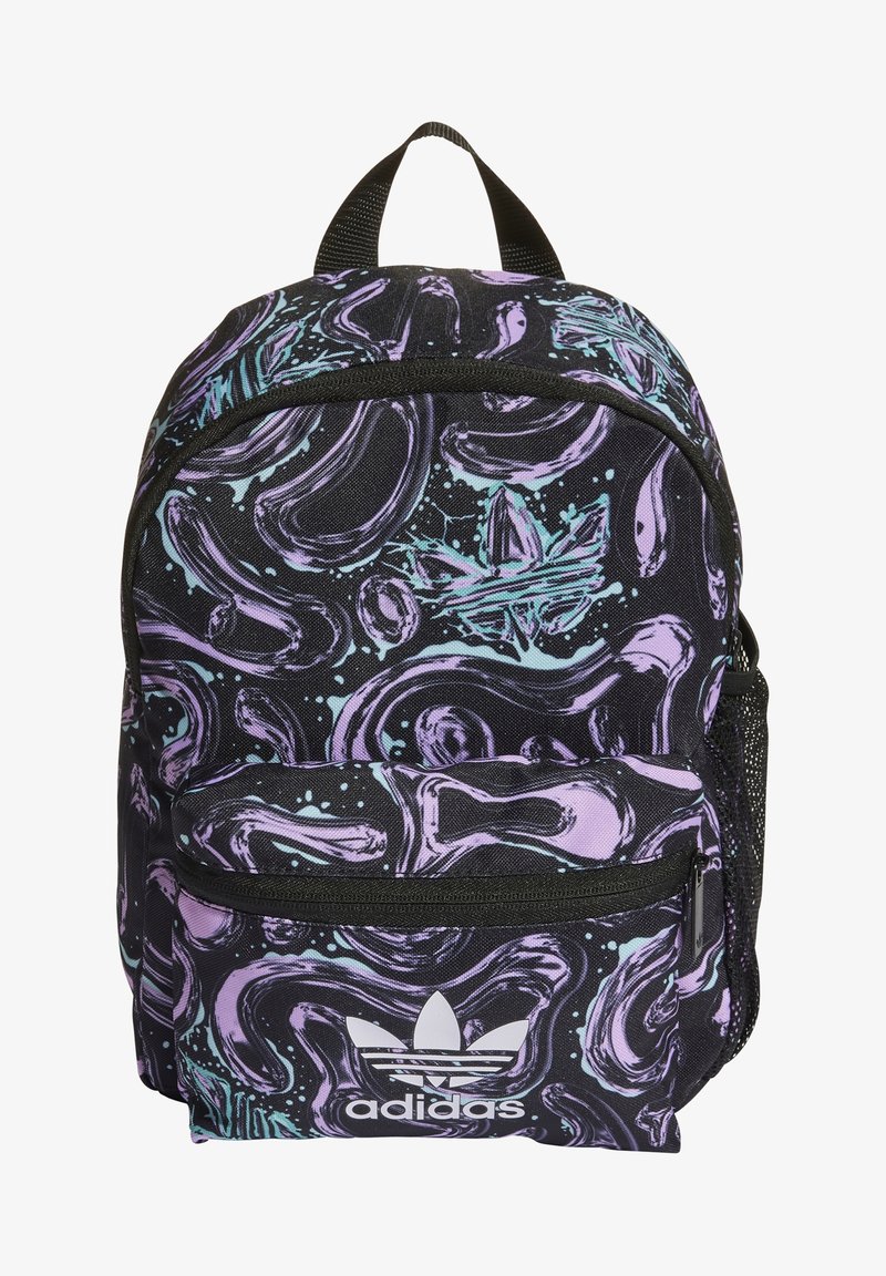 Černý batoh s abstraktními fialovými a tyrkysovými vzory. Obsahuje přední zipovou kapsu a vrcholek pro snadné nošení. Logo Adidas na spodní části.