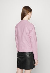 b.young BYACOM - Casaco de pele sintética - mauve mist