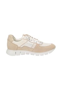 Baskets de sport beige et blanc avec fermeture à lacets à l'avant, embout perforé, col rembourré et semelle en caoutchouc blanche segmentée.