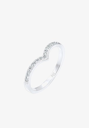 Sterling zilveren ring met een golvend ontwerp, met een rij heldere cubic zirconia stenen langs de bovenkant. Gemarkeerd met "925" aan de binnenkant.