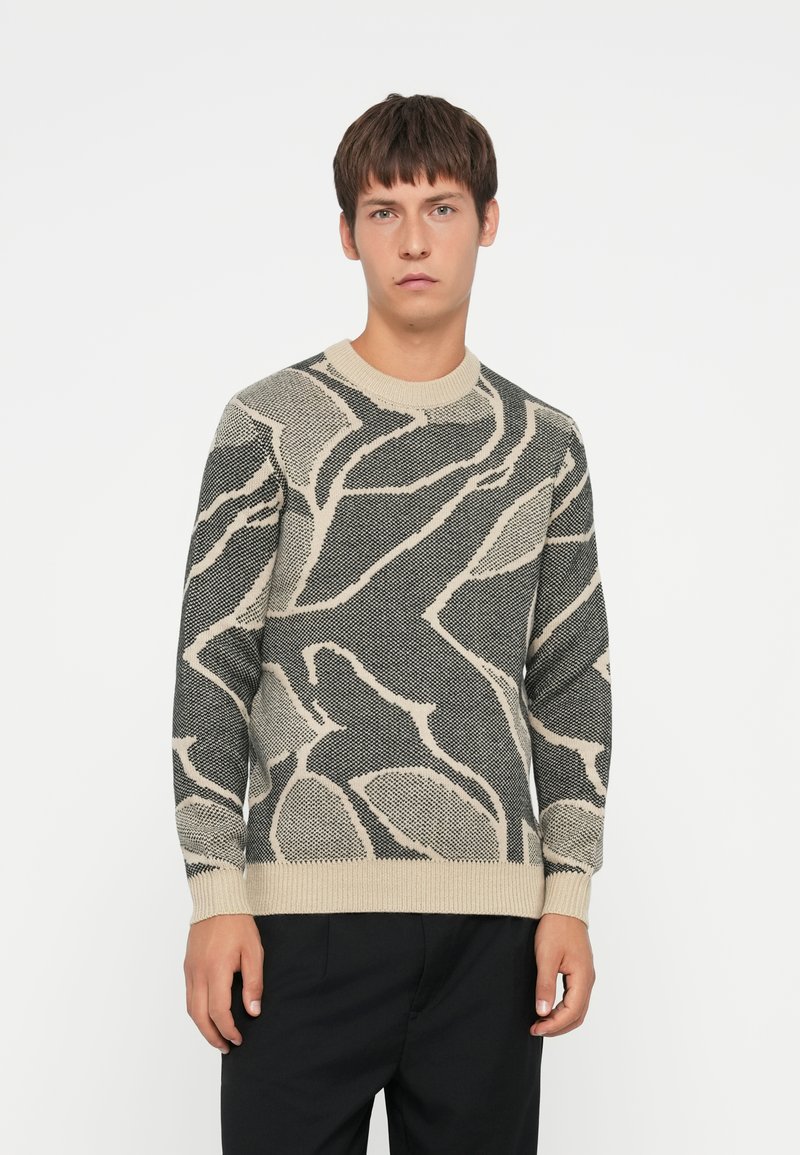 Gebreide trui in beige en donkergrijs, met een ge textured abstract patroon. Ronde halslijn en lange mouwen, met geribbelde manchetten en zoom.