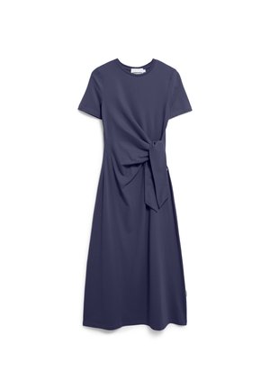 Robe midi bleu marine avec manches courtes, encolure ronde et détail noué sur le côté, sur fond blanc uni.