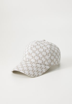 Witte honkbalpet met een herhalend beige zigzagpatroon dat over het gehele oppervlak is gedrukt, weergegeven tegen een effen witte achtergrond.