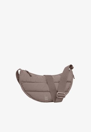 Ge gepolsterte Umhängetasche in Taupe mit horizontalen Nähten, einem Reißverschluss, einem verstellbaren Tragegurt und einem Logo an der Seite.