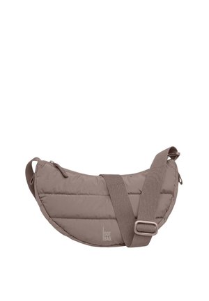 Bolso bandolera taupe acolchado en forma de media luna con correa ajustable y cierre de cremallera, con el logo "GOT BAG." en el frente.