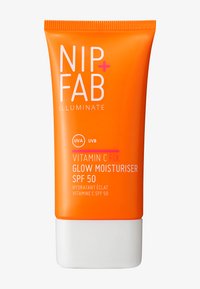 Tube en plastique orange avec une base blanche, étiqueté "NIP+FAB ILLUMINATE VITAMIN C FIX GLOW MOISTURISER SPF 50" avec des symboles UVA/UVB.