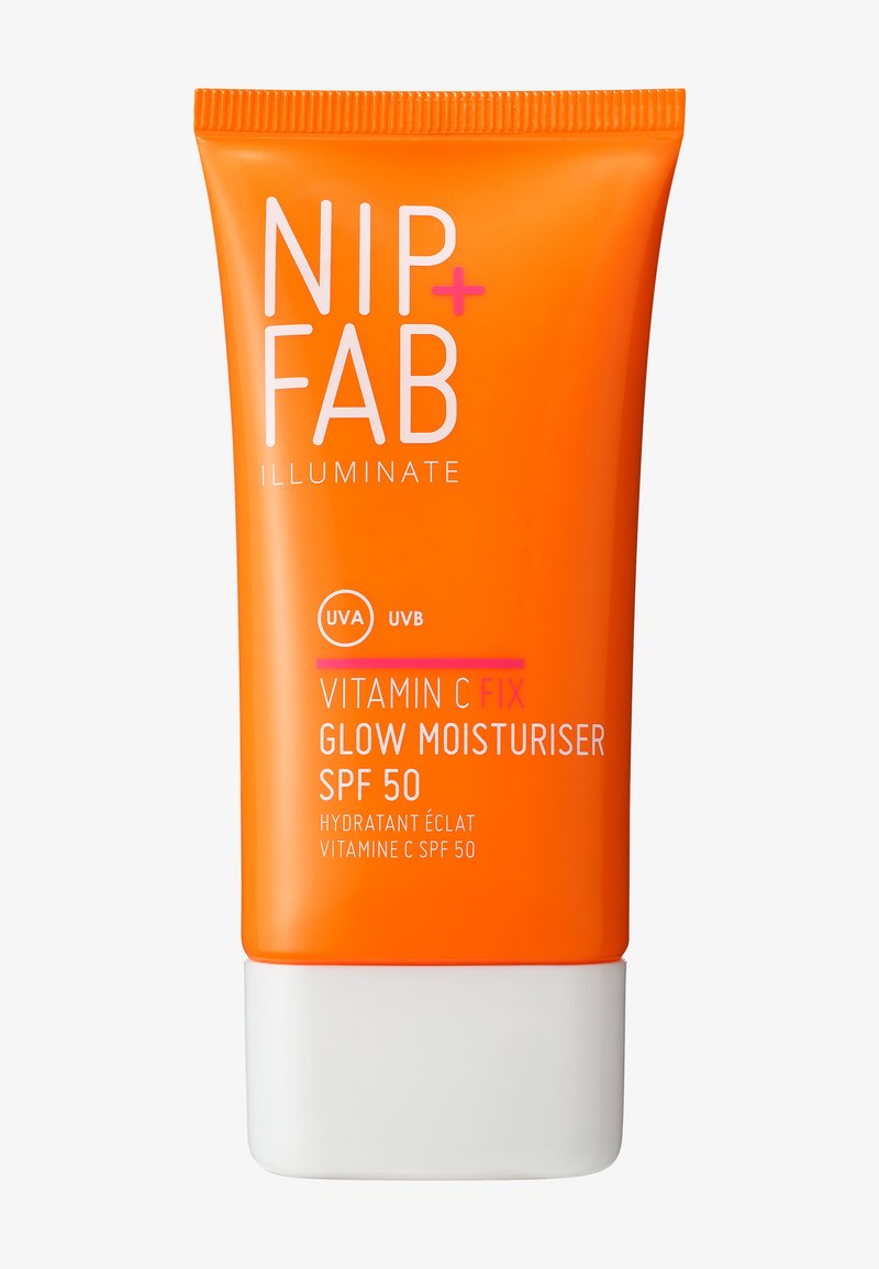 Tube en plastique orange avec une base blanche, étiqueté "NIP+FAB ILLUMINATE VITAMIN C FIX GLOW MOISTURISER SPF 50" avec des symboles UVA/UVB.