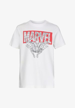 Fehér pamut póló, vörös "MARVEL" logóval és fekete Spider-Man akciós pózban ábrázolt grafikával, egyszerű háttér előtt.