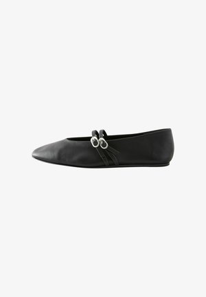 Ballerines en cuir noir avec un bout pointu, deux brides ornées de boucles en argent décoratives, et une texture lisse.
