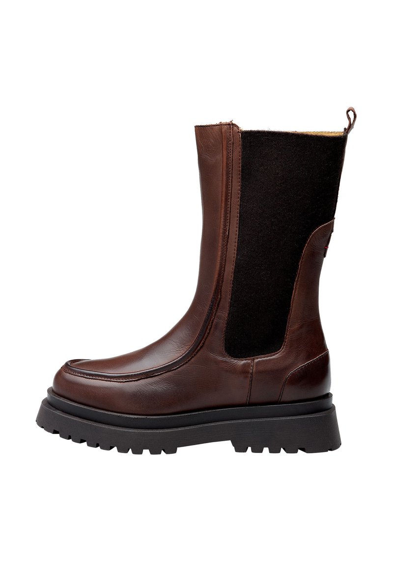 Brązowy skórzany botek za kostkę z czarnymi elastycznymi panelami, teksturowana powierzchnia, okrągły nos i gruba gumowa podeszwa. Sukienka boczna dla łatwego zakupu.