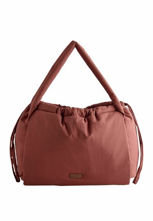 Weiche braune Stoff-Handtasche mit gepolsterten Griffen und Kordelzugseiten, rechteckige Form und kleinem Logo-Patch in der vorderen Mitte.