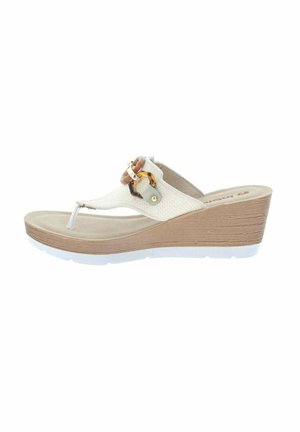 Sandalo beige con zeppa, cinturino a infradito, anelli decorativi in tartaruga e suola texturizzata, mostrato di lato su sfondo bianco.