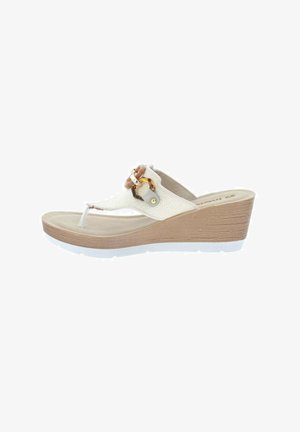 Sandalo beige con zeppa, cinturino a infradito, anelli decorativi in tartaruga e suola texturizzata, mostrato di lato su sfondo bianco.