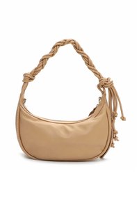 Bēšas ādas soma ar izliekta formu, pītā siksna un bārkstīm. Gluda tekstūra un smalkas šūšanas detaļas uzlabo dizainu.