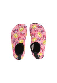 Kinder-Wasserschuhe aus pinkem Stoff, mit einem Muster von Cartoon-Katzen in Sonnenbrillen und Herzen, mit einem schwarzen elastischen Rand um die Öffnungen.