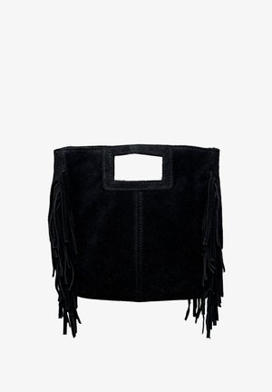 Czarna zamszowa torebka z prostokątnym wyciętym uchwytem, z pionowymi szwami i długimi frędzlami po bokach.