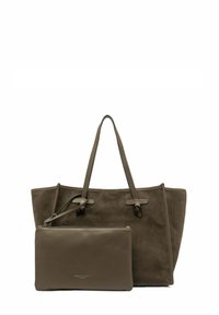 Sac tote en daim kaki avec deux poignées, comprenant une pochette en cuir amovible. Texture lisse avec un logo subtil sur la pochette.