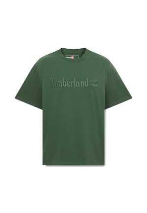 Donkergroene T-shirt met korte mouwen en een geperst "Timberland"-logo en boomembleem in het midden van de borst.