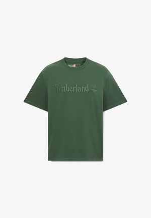 Donkergroene T-shirt met korte mouwen en een geperst "Timberland"-logo en boomembleem in het midden van de borst.